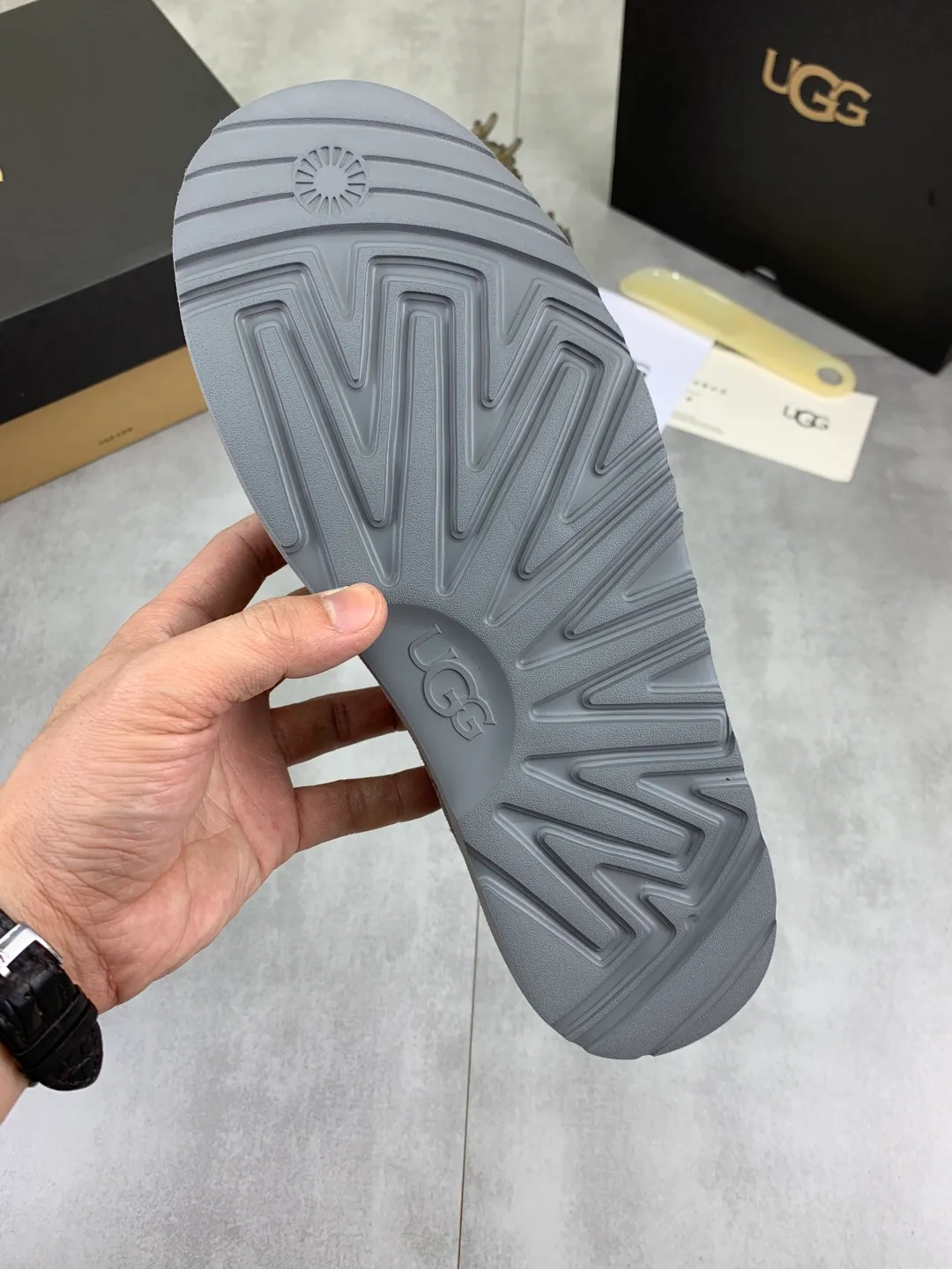 Men's men's shoes 💰P580 [New style] hot style 💰 versatile casual slip-on fur shoes 🆘 "Real Wool" [UGG] 👉 hot style men's shoes official website synchronization 🔰 quality [proud] is not comparable to the imitations in the general market 🌀 The upper is imported Italian frosted calfskin, and the lining: foot pad 🅰️ grade 🐑 real wool 👻 Only Grade A can show the effect The hand feels smooth and delicate 🔱The shoe shape is grand, only the factory can achieve it 🎄The perfect toughness of the original outsole 👻⬛️ can allow customers to bid farewell to one-time consumption. Real wool lining, super warm. Available in black or brown. Size: 39-44